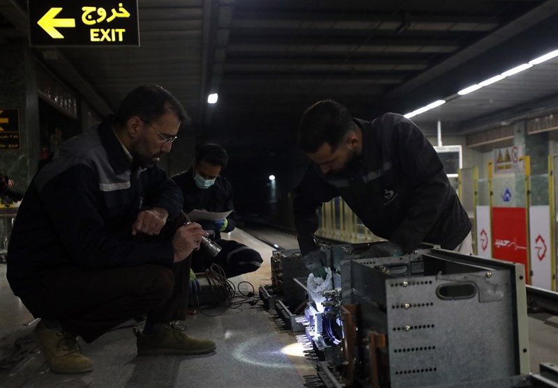 بازدید خبرنگاران از زیست شبانه متروی مشهد/ روشنی شب در عمق تونلهای متروی مشهد + تصاویر