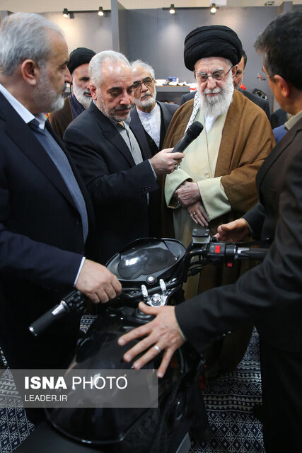 بازدید ۴ ساعته رهبر انقلاب از نمایشگاه توانمندیهای تولید داخل