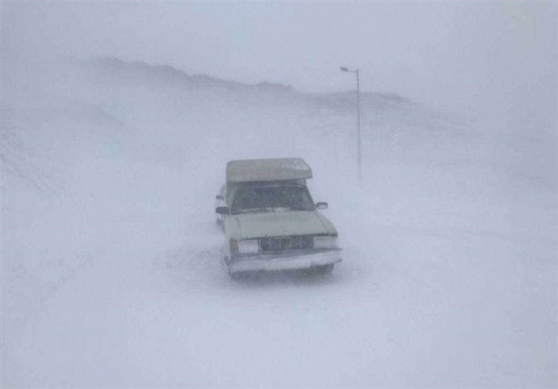 برف و کولاک شدید در گیلان/ جاده پونل به خلخال مسدود شد