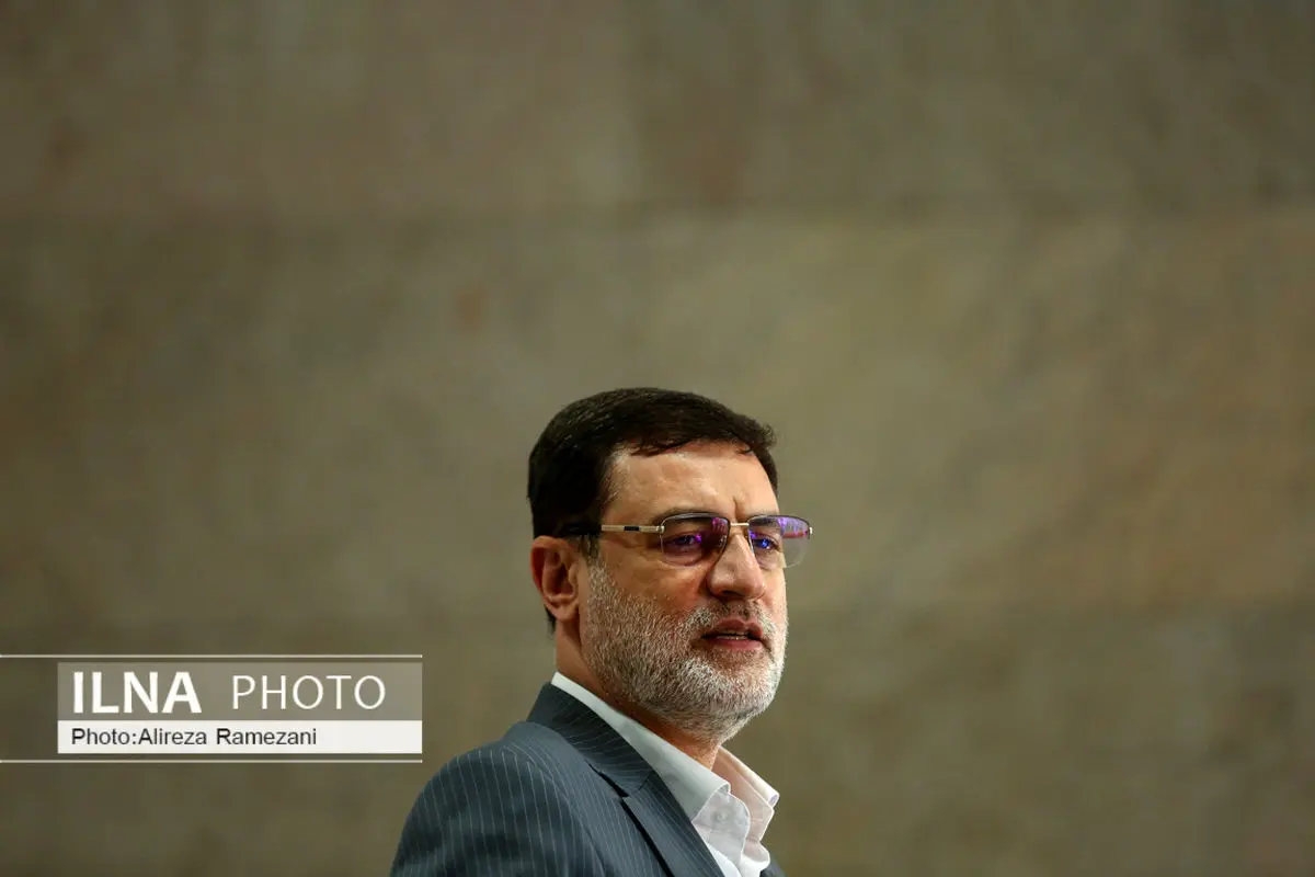 بعضا به صورت چمدانی برای جانبازان دارو وارد میکنیم