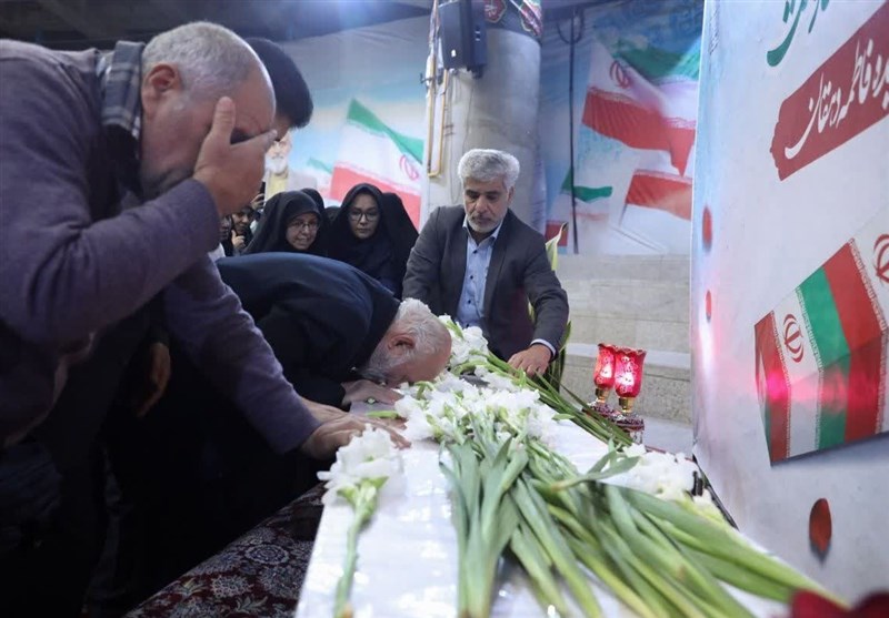 تشییع و وداع با پیکر شهیده فاطمه دهقانی در مشهد + تصویر