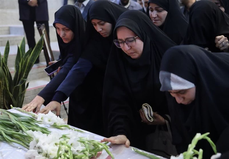 تشییع و وداع با پیکر شهیده فاطمه دهقانی در مشهد + تصویر