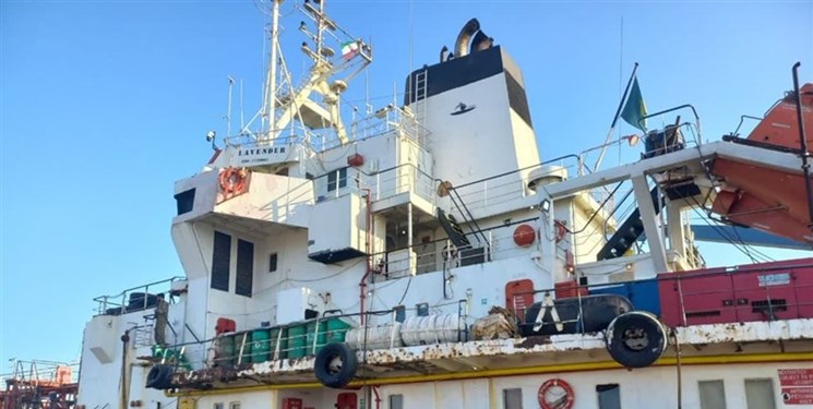 توقیف شناور متخلف و دستگیری ۱۴ خدمه خارجی توسط سپاه در خلیجفارس