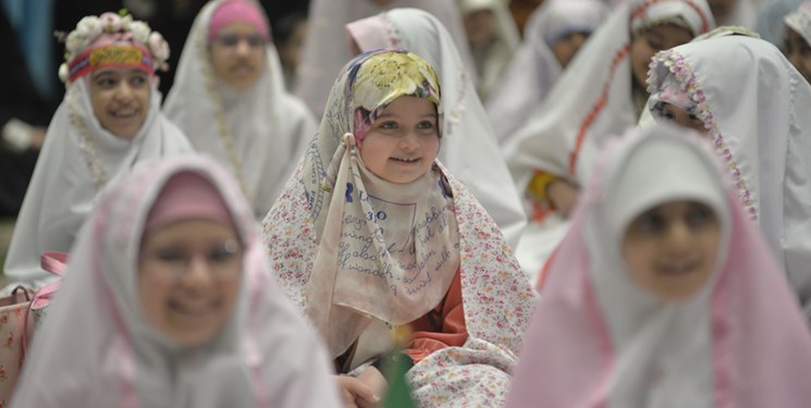 جشن عبادت 3 هزار دانشآموز دختر کاشانی برگزار شد+ فیلم