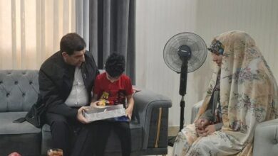 دیدار مخبر با "آرتین سرایداران"/ دولت خود را موظف به حل مشکلات خانواده شهدا میداند