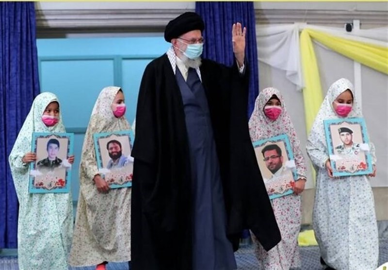 روایت دیدار دختر شهید عبدالمهدی کاظمی با امام خامنهای/ "آقا مثل بابا بود"