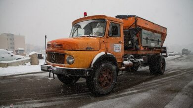 ریختن 250 تن مخلوط ماسه و نمک در سطح محورهای برفگیر بخشهای سلفچگان، خلجستان و قاهان