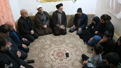 سرکشی نماینده رهبری از خانوادههای شهدای انفجار تروریستی کرمان+ تصاویر