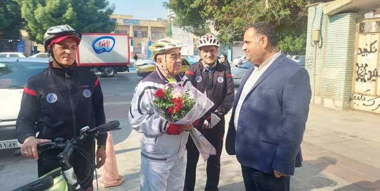 سفیر اهدای خون با دوچرخه به بندرعباس رسید+ عکس