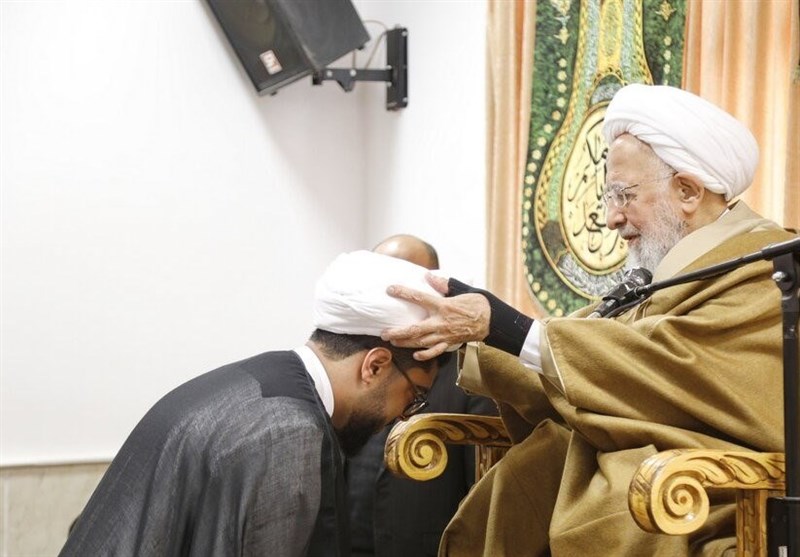 مراسم جشن میلاد امیرالمؤمنین(ع) و عمامهگذاری طلاب با حضور مراجع تقلید + تصاویر