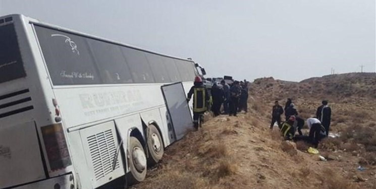 مصدوم شدن ۱۲ دانشآموز و یک معلم در حادثه رانندگی در امیدیه