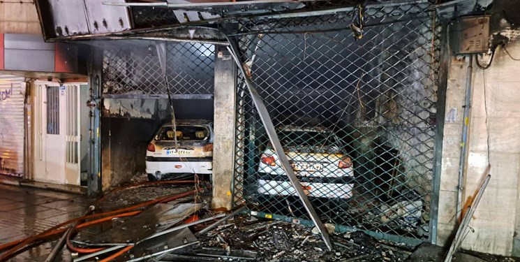 مهار آتشسوزی تعمیرگاه خودرو و نجات ۳ مرد محبوس