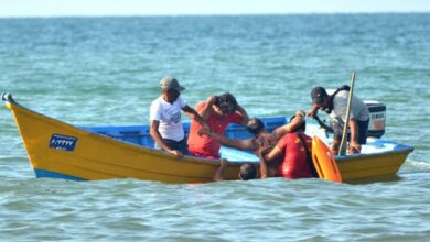 نجات دو صیاد جاسکی در آبهای دریای عمان