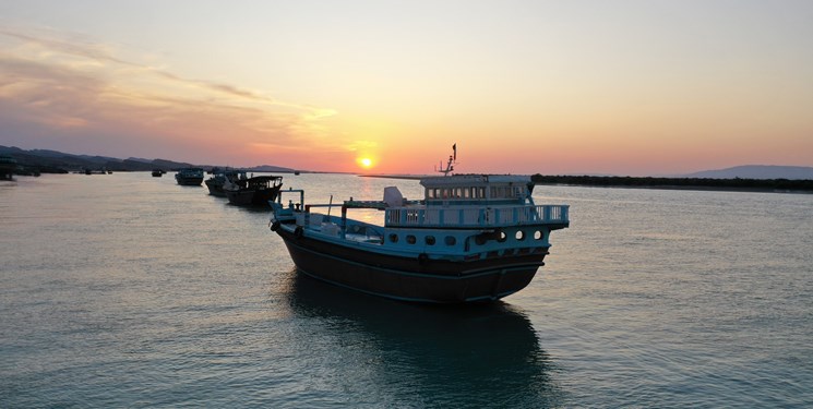 نجات ۵۰ لنج صیادی از حادثه آتشسوزی بندرسلخ