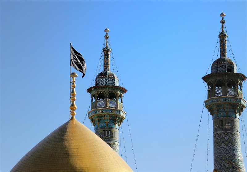 پرچم عزا بر فراز گنبد حرم حضرت معصومه (س) برافراشته شد + فیلم