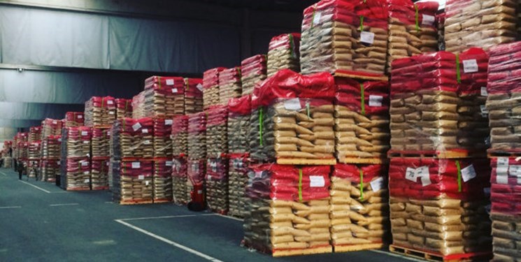 کشف 104 تن شیرخشک تاریخ گذشته در شاهینشهر