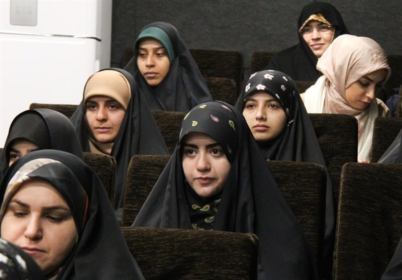 استاد مجاهدی: شاعر باید همیشه دست توسلش به سوی اهل بیت و آسمان بلند باشد