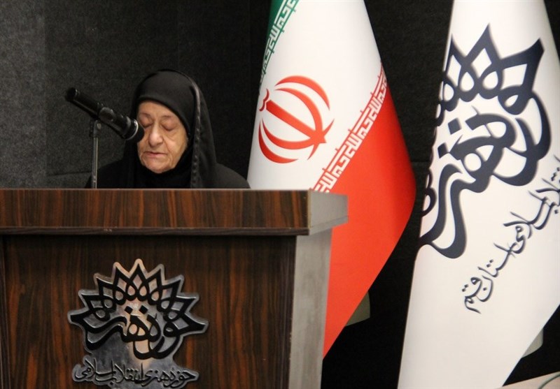 استاد مجاهدی: شاعر باید همیشه دست توسلش به سوی اهل بیت و آسمان بلند باشد