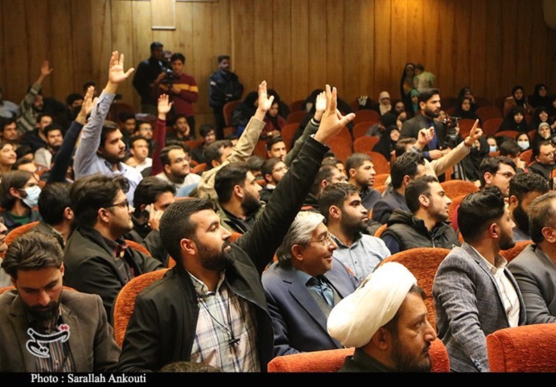 استقبال پرشور دانشجویان از مناظرههای انتخاباتی در دانشگاه باهنر/ یکی از کاندیداها نیامد+ تصویر