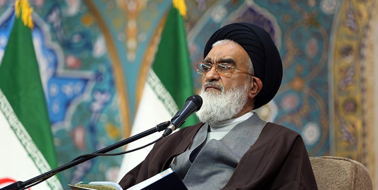 انقلاب اسلامی با منطق همراهی مردم پیش میرود