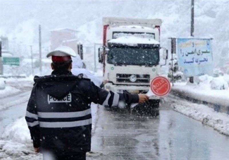 بارش سنگین برف محور ساوه به بوئینزهرا را مسدود کرد
