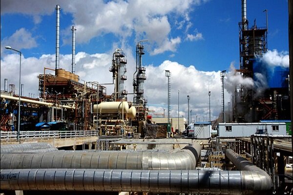 بازدید جمعی از مسئولان دستگاههای نظارتی از تأسیسات نفتی خارک