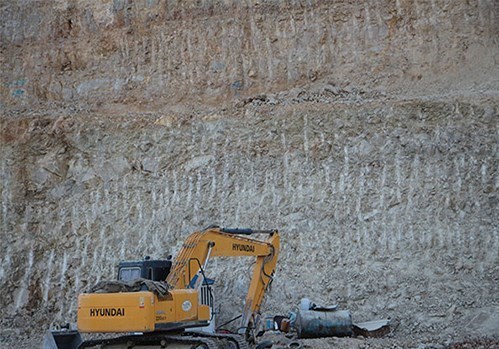 تخریب یادگار ساسانیان در فسا/ نابودی تلِ قلعۀ پل فَسای شیراز همچنان دنباله دارد! + تصاویر