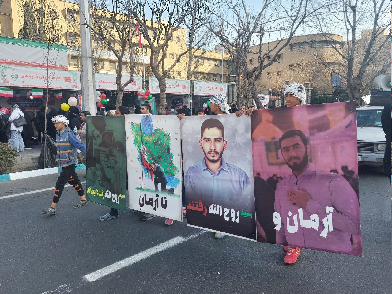 تصاویر شهدای انقلاب و جبهه مقاومت در دستان دهه نودی ها