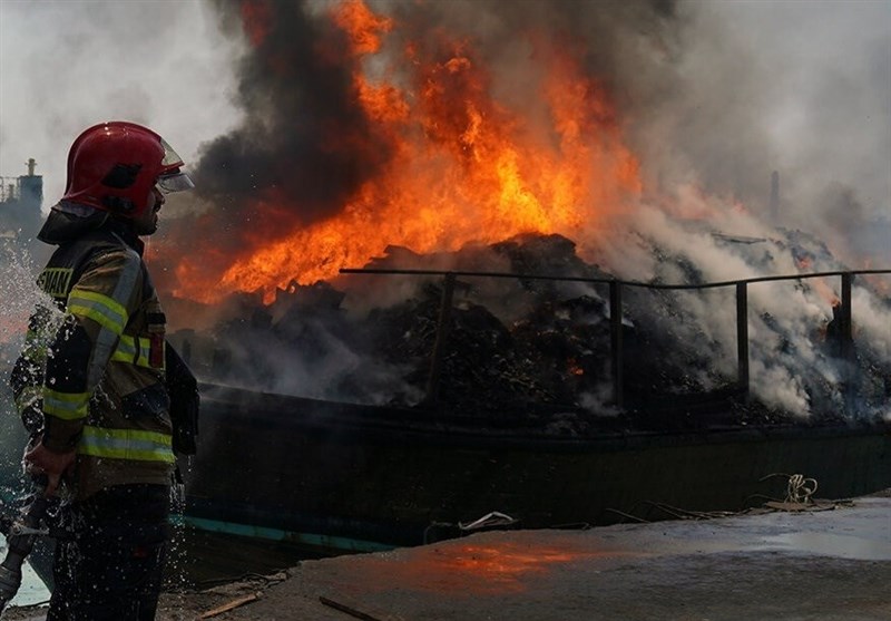 حریق در یک شرکت تولیدی مواد شیمیایی شهرقدس