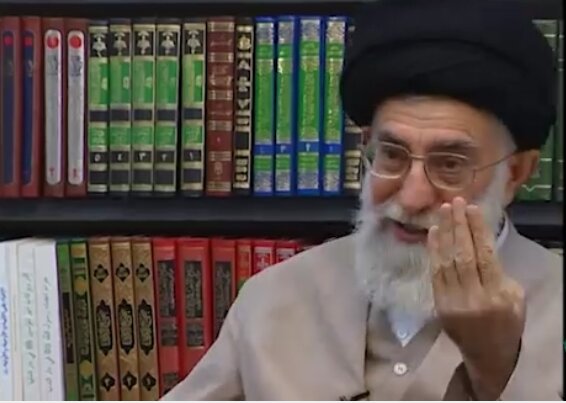 رهبر انقلاب: آنقدر برای پدرم کتاب میخواندم که سرم گیج میرفت
