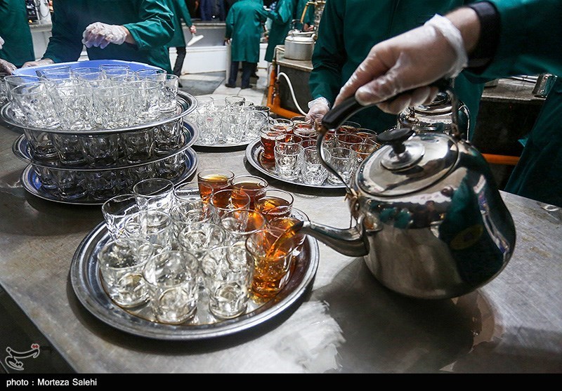 روایت خبرنگار تسنیم از حال و هوای حرم رضوی/ تکریم زائران در چایخانه حضرت رضا(ع)