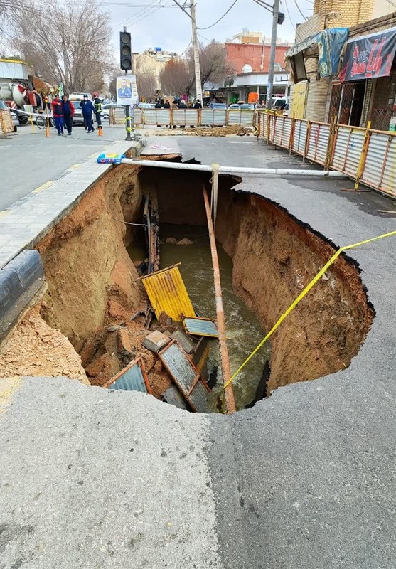فرونشست زمین در یکی از خیابانهای اصفهان/ حفرهای با عمق 6 متر ایجاد شد + تصاویر