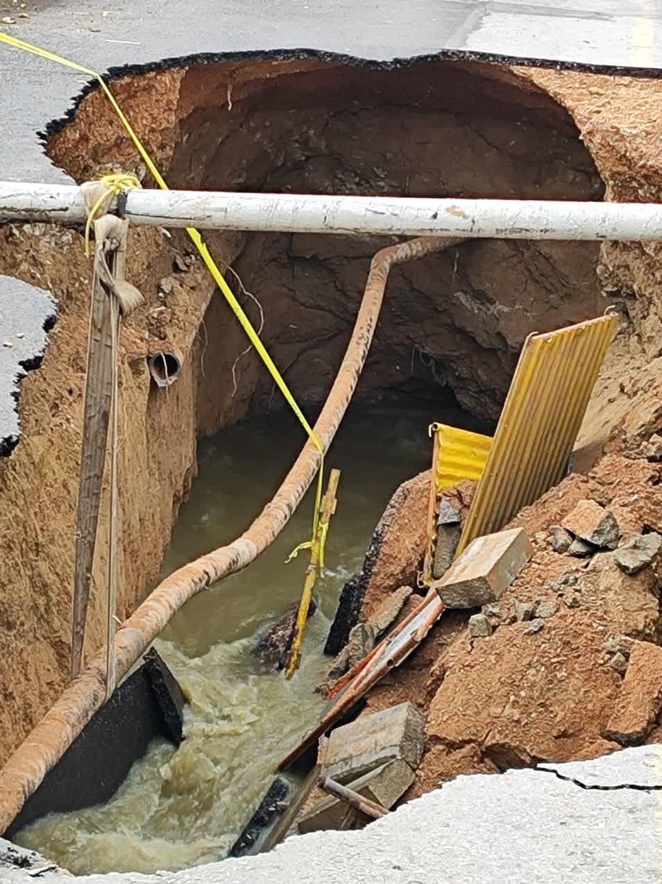 فرونشست زمین در یکی از خیابانهای اصفهان/ حفرهای با عمق 6 متر ایجاد شد + تصاویر