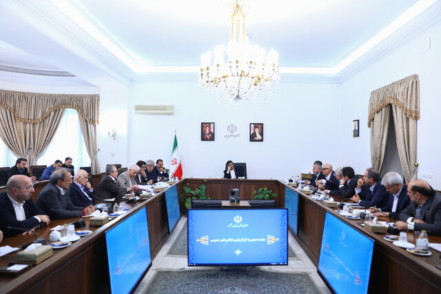 مخبر: صمیمانه دست بخش خصوصی را میبوسم