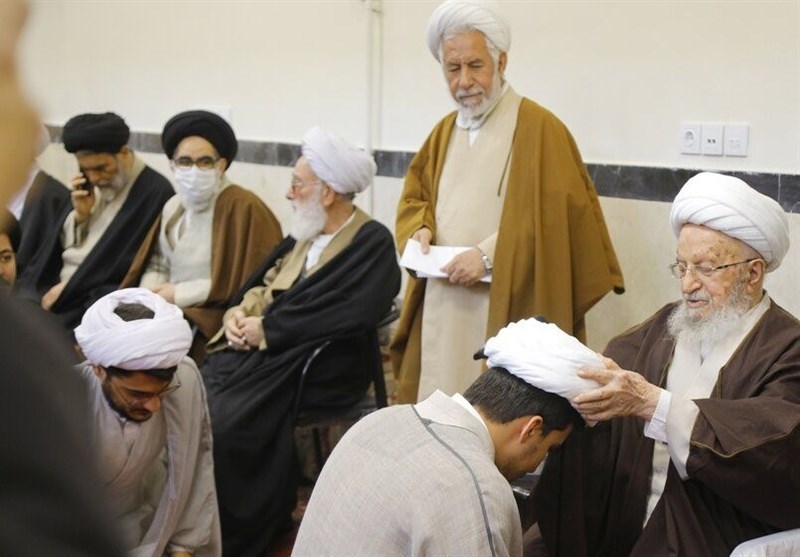 مراسم جشن عید مبعث و عمامهگذاری طلاب با حضور مراجع تقلید + تصویر