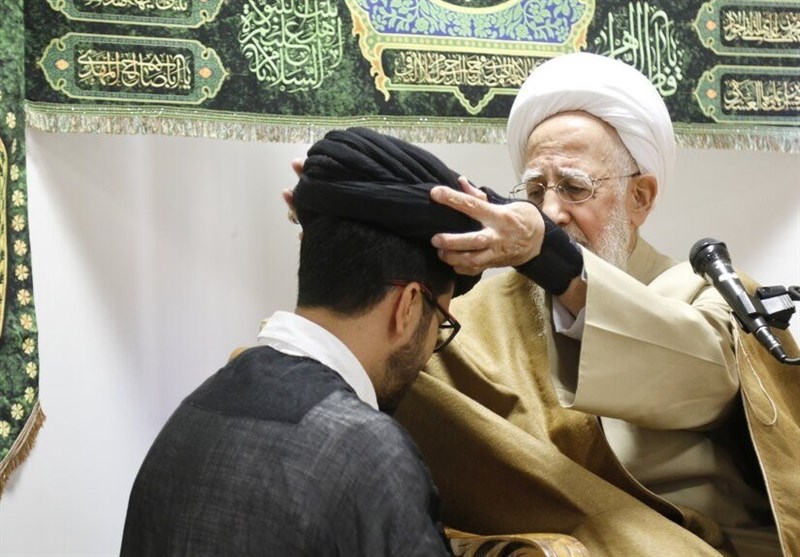 مراسم جشن عید مبعث و عمامهگذاری طلاب با حضور مراجع تقلید + تصویر
