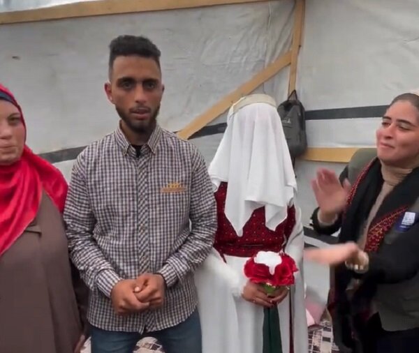 مراسم عروسی ساده زوج جوان فلسطینی در میان چادرهای آوارگان+ فیلم