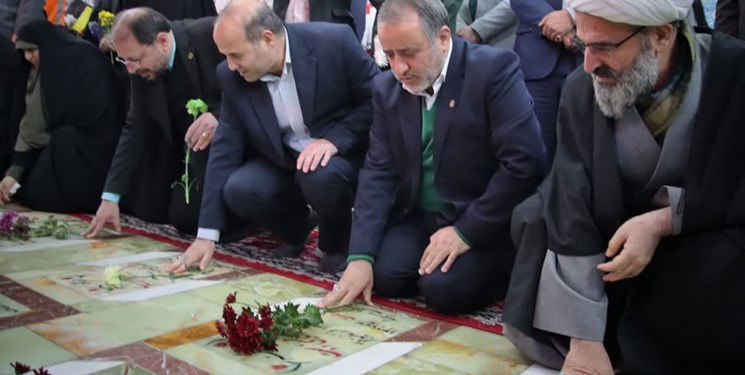 مزار شهدای سمنان گلباران شد+ عکس