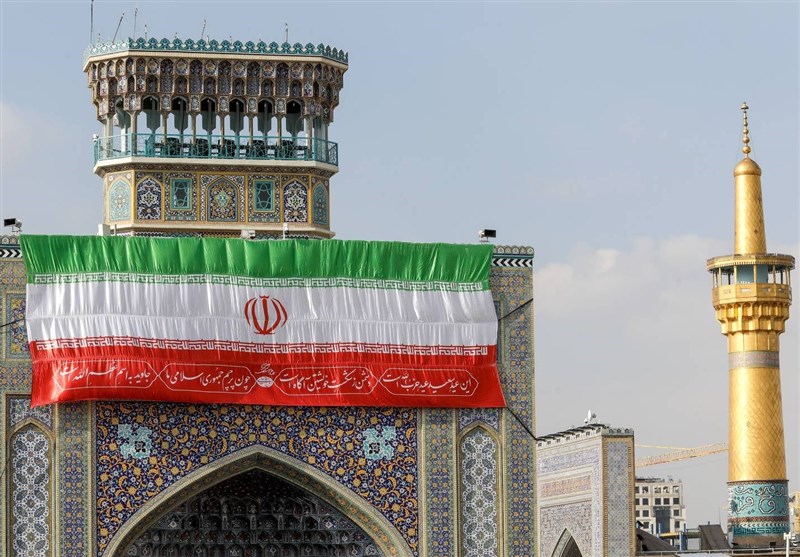 مشهد آماده برگزاری جشن باشکوه 22 بهمن/ طنین الله اکبر از گلدستههای حرم مطهر رضوی