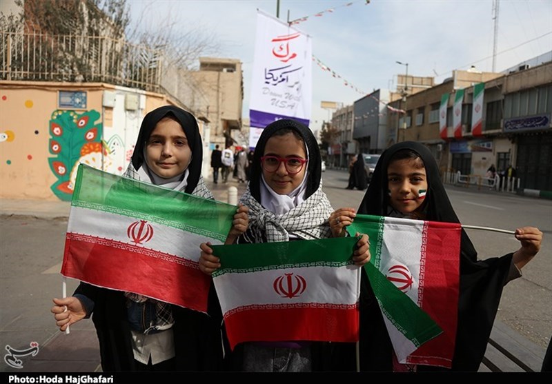 میدانداری جوانان و نوجوانان دهه 80 و 90 در راهپیمایی 22 بهمن + تصاویر