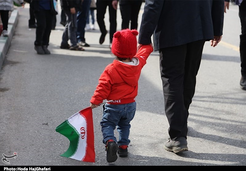 میدانداری جوانان و نوجوانان دهه 80 و 90 در راهپیمایی 22 بهمن + تصاویر