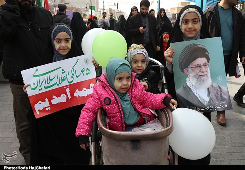 میدانداری جوانان و نوجوانان دهه 80 و 90 در راهپیمایی 22 بهمن + تصاویر