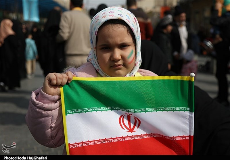 میدانداری جوانان و نوجوانان دهه 80 و 90 در راهپیمایی 22 بهمن + تصاویر