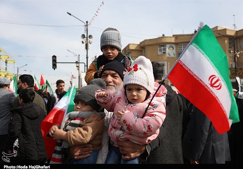 میدانداری جوانان و نوجوانان دهه 80 و 90 در راهپیمایی 22 بهمن + تصاویر