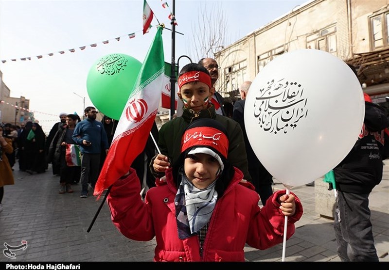 میدانداری جوانان و نوجوانان دهه 80 و 90 در راهپیمایی 22 بهمن + تصاویر