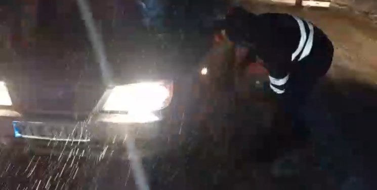 پلیس کمککار مردم در جادههای برفی شمال