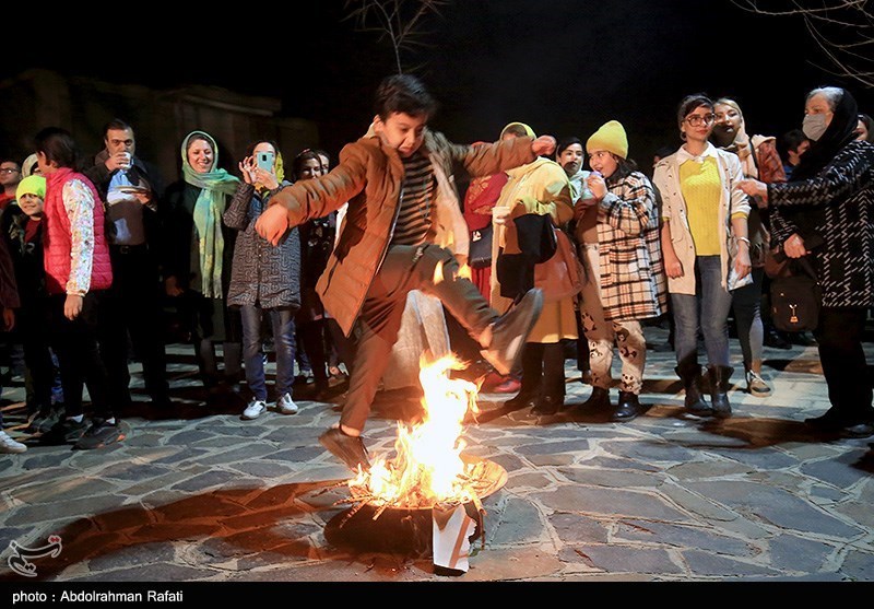 17 عملیات آتشنشانی در چهارشنبه سوری کرمانشاه/ 3 خانه در آتش سوخت