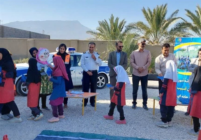 آموزش ایمنی تردد به دانشآموزان مدارس حاشیه راههای استان بوشهر + تصویر