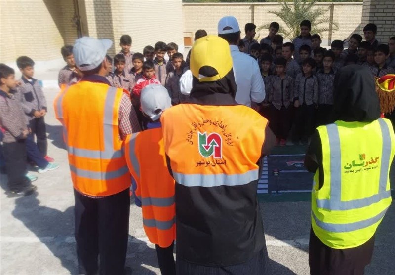 آموزش ایمنی تردد به دانشآموزان مدارس حاشیه راههای استان بوشهر + تصویر