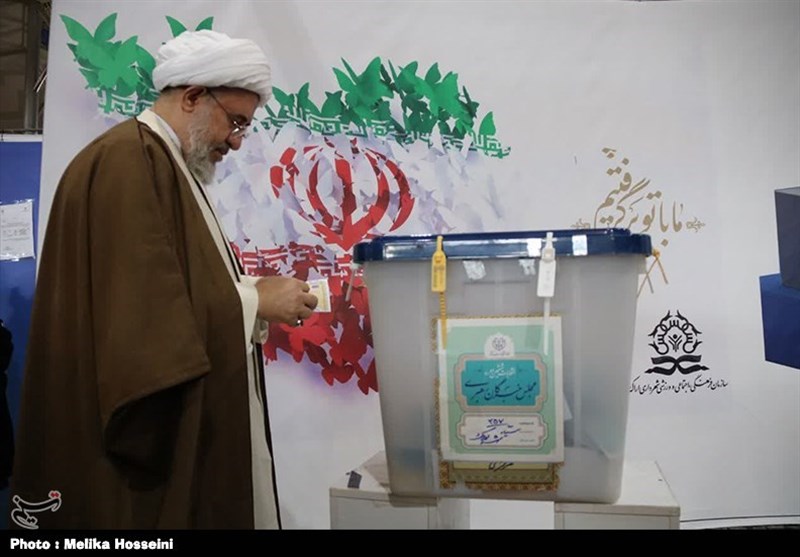 آیت الله اراکی رأی خود را به صندوق انداخت + عکس